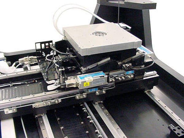 集成的 XYZT 晶片检测系统，其中包括主动隔离系统