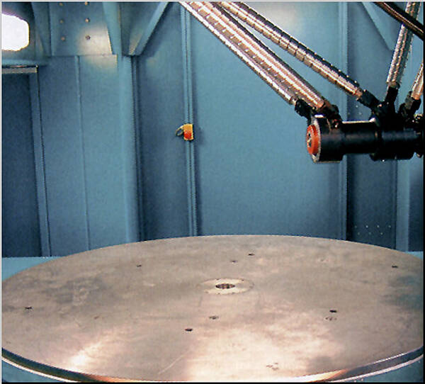 A test convinces and eliminates reservations: At Metrom in Chemnitz, potential users can convince themselves of the performance of the parallel kinematic milling machines on their own workpieces.
									