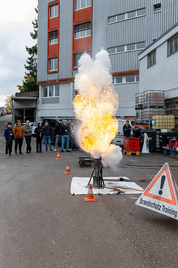 Abbildung 1: Demonstration, weshalb brennendes Öl nicht mit Wasser gelöscht werden soll