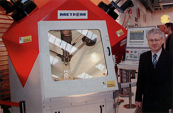 Two machine series with parallel kinematics: Parallel kinematics are used as a design principle in two model series. Here it is the CAD design of the larger Metrom machine series, which is already in use in practice in several places.
									