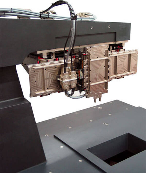Манипуляторный модуль XYZ, встроенный в основание из минерального литья